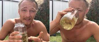 Certaines personnes boivent leur propre urine, particulièrement celle du matin, plus concentrée, car elle est considérée par certains thérapeutes comme bienfaitrice. Sante Un Jeune Allemand De 26 Ans Fait Le Buzz En Affirmant Boire Son Urine Chaque Matin Pour Etre En Forte Et S En Badigeonner Sur La Peau Video Jean Marc Morandini