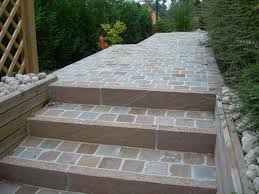 Paves Kandla Brun Gres D Inde Paves Allees Et Entrees Garage Carrelage Escalier Exterieur Amenagement Jardin En Pente Entree De Maison Exterieur