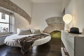 La perfezione del cerchio disegna un letto dal design semplice ma di grande effetto. Letto Rotondo Fluttua Un Letto Rotondo Dal Grande Effetto Lago Design