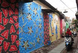 Ia menggunakan tembok sebagai pengganti kanvas untuk lukisannya. Kerennya Lukisan Mural Di Kampung Batik Jetis Sidoarjo Yang Instagramable Sidoarjo News