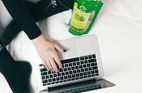 Comment nettoyer l'intérieur de votre ordinateur portable. Comment Nettoyer Un Clavier Collant Sans Retirer Les Touches Astuce Tech