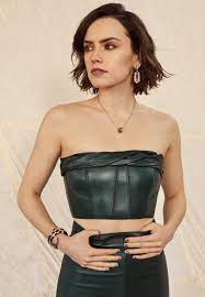 Daisy's gown features a single shoulder pad and a long tail. Pin By Gio Salazar On Daisy Ridley Women Daisy Ridley Fashion