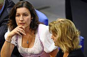 Derweil sinkt auch die zustimmung zu annalena baerbock, armin laschet liegt nun ebenfalls deutlich vor ihr. Mit Tracht In Den Bundestag Dirndlgate Fur Grune Wachter Politik Stuttgarter Zeitung