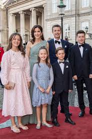 Mary von dänemark gehen ihre süßen zwillinge einmal leer trotzdem wird schon jetzt diskutiert, wie hoch prinzessin josephines und prinz vicents apanage einmal sein wird. Prinzessin Mary Prinz Frederik Schicken Kinder Auf Schweizer Schule Gala De