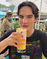 babes, we are so ready for patio season !! I've been nostalgically looking  through all these photos of me and my favourite patio buddies. Extremely  ready for a nice cold drink of