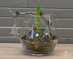 Moos und lichterkette verzieren die pflanzen. Diy So Lassen Sich Amaryllis In Wachs Giessen Und Wunderschon Dekorieren Deko Kitchen