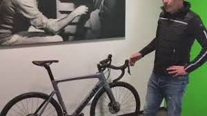 Pozycja na rowerze pozwala wykrzesać z niego maksymalne osiągi przy jednoczesnej oszczędności energii. Bianchi Rennrad Aria Disc 2021 Review Serviziocorsa Com Youtube