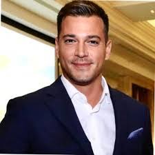 Jen Jarosik's Instagram, Twitter & Facebook