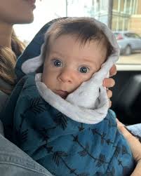 Un bébé déjà voyage adapted✨💙 Une maman admirablement versatile  💪🏼🥛🌱❤️‍🔥 #famile