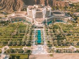 Aug 13, 2021 · oman, country occupying the southeastern coast of the arabian peninsula at the confluence of the persian gulf and arabian sea. Die 10 Besten Luxus Hotels In Oman 2021 Mit Preisen