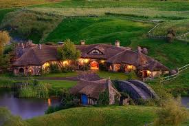 The Surrounding Area Of Green Dragon Pub Is Made To Resemble Middle Earth Yeni Zelanda Hobbit Evi Seyahat