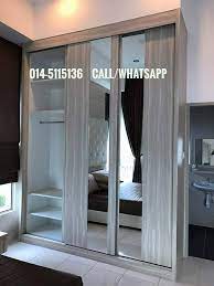 Kabinet untuk ruang pemeran dari bahan mdf board dengan kemasan cat putih. Koleksi Almari Bilik Tidur Sac Madsons Resources