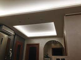 Un Contro Soffitto In Un Ingresso Illuminato Con Una Striscia Led Bianca Naturale Arredamento Ingresso Casa Specchi Arredamento Ingresso