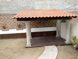 Diseño terraza con madera técnica y césped artificial. Terrazas De Madera Con Tejas Ideas De Nuevo Diseno