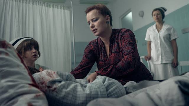 Joanna Kulig w roli bohaterskiej lekarki z czasów PRL. Serial "Ołowiane dzieci" w Netflixie od 11 lutego | Gazeta Krakowska