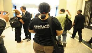 Turut kelihatan bersamanya adalah salah seorang lagi aktivis lgbt (bertanda bulat), salah seorang daripada 5 aktivis. Siti Zabedah Kassim Lambang Kebodohan Golongan Liberal Pak Din