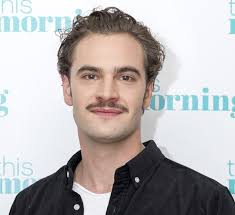 Oliver Jackson-Cohen wäre ein guter Batman in "Batgirl und der Mutige". :  r/DCU_