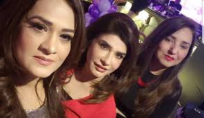 Famous Actress Humaira Bano Celebrating Her Birthday With Friends Family Famous Actress Humaira Bano Celebrities Actresses Famous