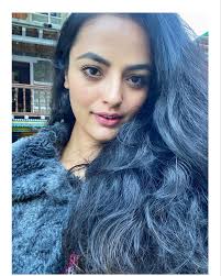 Remembering the Cold days 🥶, when I used to cough and wear thick woollen  coats & caps (scarf, gloves, masks too) 😩 #nepalkisardi . . . . . . . . .  . . . . . . . . #