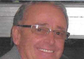 Un homme dans l'ombre avec Sherbrooke tatoué sur le cœur