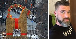 Den lilla staden gävle har blivit lite av en världskändis i och med gävlebocken. Snickaren Christian Crippa Larsson Har Byggt Gavlebocken Kanns I Fingrarna Efterat Byggnadsarbetaren