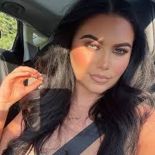 Leah Bouchard's Instagram, Twitter & Facebook