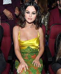 I want a boyfriend but i just keep hitting dead ends try to take a short cut but i get cut again and again (yeah) i want a boyfriend (uh huh) tell me are there any good ones left i keep finding wrong ones, but i want love. Who Is Selena Gomez Singing About In Boyfriend