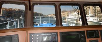 Le Port De Peche De Sete Comme Le Voit Rarement Vu Depuis La Passerelle D Un Chalutier Copyright Olivier Maynard Sete Ville Bateaux De Peche Port De Sete