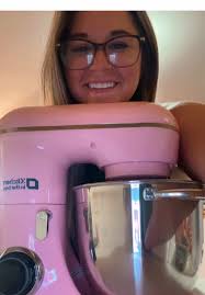 I seen pink and I knew it was MINE🤩 baking with DG coming soon🤣 #fyp  #fypage #kitcheninthebox #standmixer #bakingseason #holidays #perfectgift  #christmasgiftideas #tiktokgifts @Kitchen in the Box US