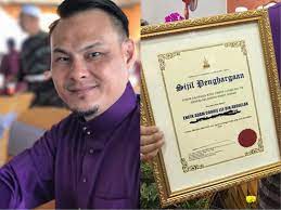 In terengganu, terengganu state mufti datuk syeikh abdul halim abd kadir, 86, was honoured with the tokoh maal hijrah award this year, in celebrations that were aired online. Adam Corrie Terima Anugerah Tokoh Maal Hijrah Saudara Kita Media Hiburan