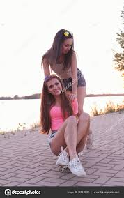 Mejor Amigo Dos Chicas Lindas Calle — Foto de stock 404840294 ©  racool_studio