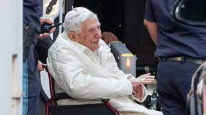 Erzbischof friedrich wetter und josef kardinal ratzinger, der spätere. Ex Papst Benedikt Xvi Feiert 70 Jahriges Priesterjubilaum Br24