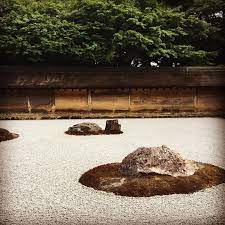 The Rockgarden Expresses Zen Sprits It Does Not Use Any Plants And It Is Surrounded By A Fence And Uses Only White Zen Rock Garden Zen Garden Japanese Garden