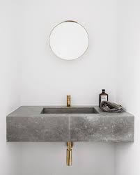 Minimalistischer Einrichtungsstil Bad Wc Mit Waschtisch Aus Beton Waschbecken Badezimmer Weisse Wand Badkamer Ontwerp Badkamer Inrichting Betonnen Interieurs
