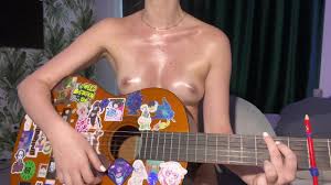hermosa chica en aceite toca la guitarra y canta