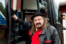 Streetsport med våren kommer också den efterlängtade säsongen för streetsporter av alla de slag. Lasse Stefanz Turnebuss Folj Med In