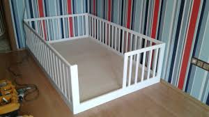 Kenar Korkuluklu Ahsap Cocuk Karyolasi Calismasi Toddler Rooms Little Girl Bedrooms Toddler Floor Bed