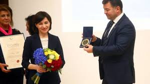 Din 2015 pana azi a fost director la un fond de investitii din. Maia Sandu È™i A Amintit De Harvard Cand A Fost DecoratÄƒ La TimiÈ™oara Stiri Md