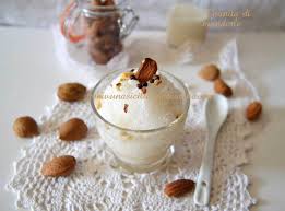 La granita alla mandorla siciliana, proprio per il per gustarla al meglio, sia da sola sia in accoppiata alla granita al caffè, la granita alla mandorla siciliana va inoltre accompagnata. Granita Di Mandorle Siciliana Una Siciliana In Cucina