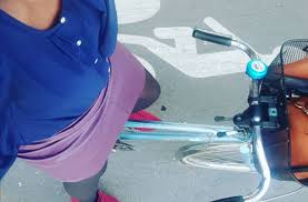 C'est dur de voir qu'aucun homme n'a jamais été puni. Un Challenge Sur Twitter Pour Democratiser Le Port De La Jupe A Velo