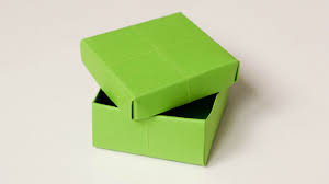 Step 1, commencez avec une feuille de papier carrée. Tuto Fabriquer Une Boite De Rangement En Origami M6 Deco Fr