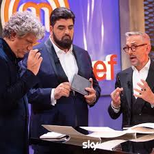 Jorge brazalez ha viscut el partit de la seva vida en proclamar guanyador de la cinquena edició del concurs masterchef durant una gran final en què l'exfutbolista, de 28 anys, es va imposar a edurne i nathan amb un menú aplaudit pel jurat i pel xef joël robuchon que homenatjava les seves arrels granadines. Masterchef 2020 Il Vincitore E Il Racconto Della Puntata Finale Amica