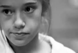 Casal é alertado a nunca adotar esta menina. E fica horrorizado ao conhecer  sua história