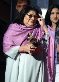 In argentina, mercedes sosa emerged as one of the most popular artists, passionately reinterpreting the songs of others to deliver a powerful populist message. Mercedes Sosa This Is What The First Latin Grammy Awards Looked Like Popsugar Latina Photo 14