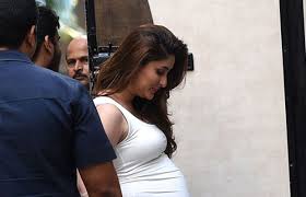 In the picture, kareena kapoor is seen holding her baby from one hand while she clicks a selfie with the other. Kareena Kapoor Khan S Baby Bump Is The Cutest Thing You Will See Today