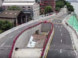 Haus mit 120 m2 wohnflaeche,cca 200 jahre. Kuriositat In China Kleines Haus Mitten In Einer Autobahnbrucke Kurios National Vol At