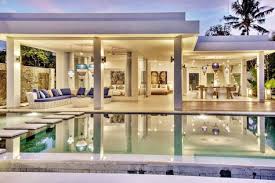 Villa In Dencarik Indonesien The White Modern Design Beach Villa Is Surrounded By A 700m2 Tropical Garden The Villa Has Dir Mit Bildern Villa Am Meer Luxus Villa Villen