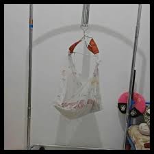 Pembungkus pakaian atau pembawa barang ayunan merupakan salah satu benda yang biasanya pasti dimiliki oleh keluarga yang memiliki bayi. Nfryysrtc6y7xm