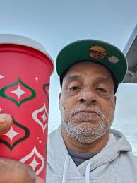 You know the friend who gets excited for Christmas way too early? Yep…tag  them! 🎄✨ #Starbucks🇹🇹 #BrewingJoy #MeetMeAtStarbucks