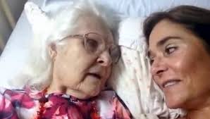 Gribende video: Dement mor genkender pludseligt sin datter